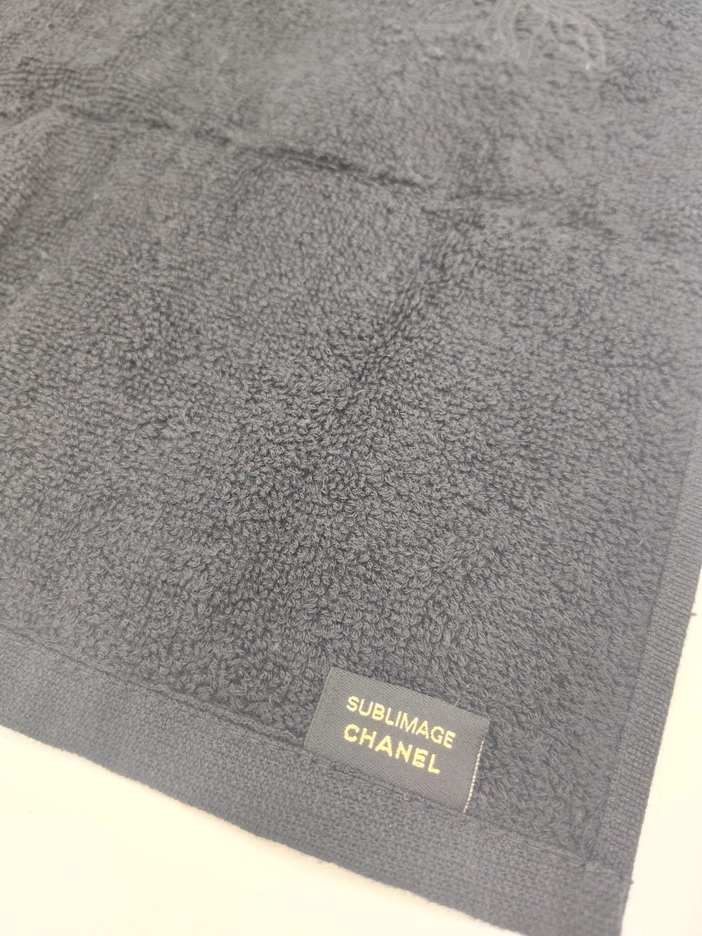 CHANEL SUBLIMAGE Skincare VIP Gift Set 3 Embroidered Black Towels Box NIB - Picture 5 of 9